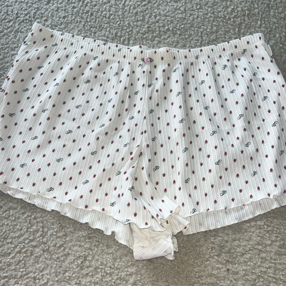 PINK Victoria's Secret White Strawberry Print Sleep Shorts Sz XL